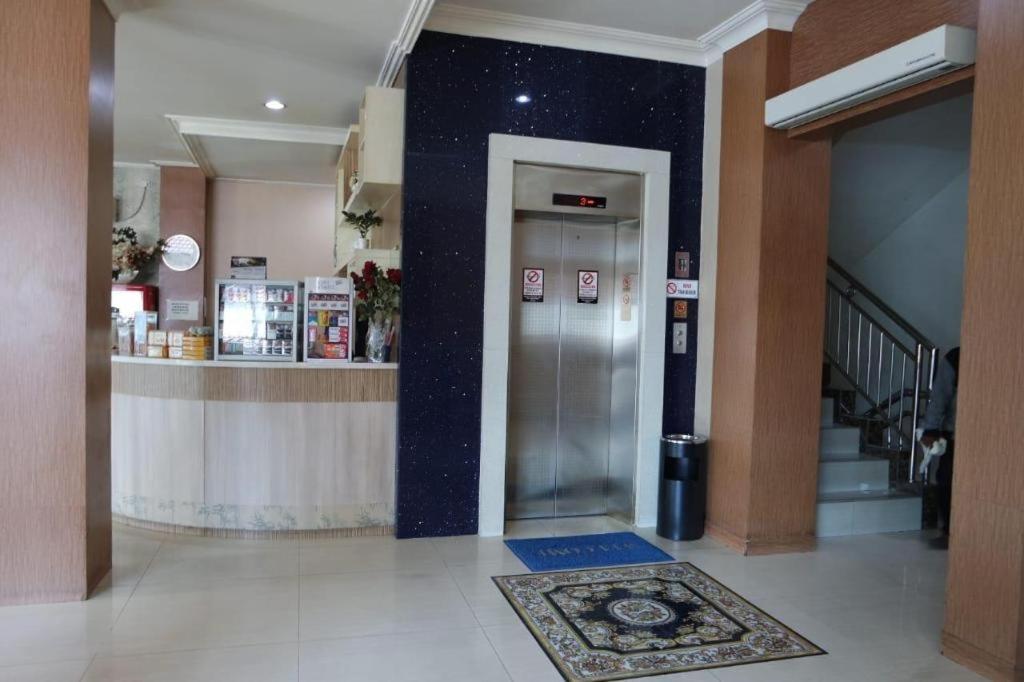 Hotel Sulawesi Gorontalo Сурабая Екстериор снимка